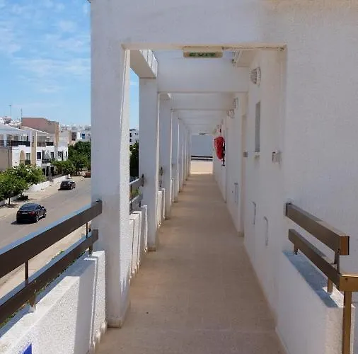 Amore Apts فندق باراليمني